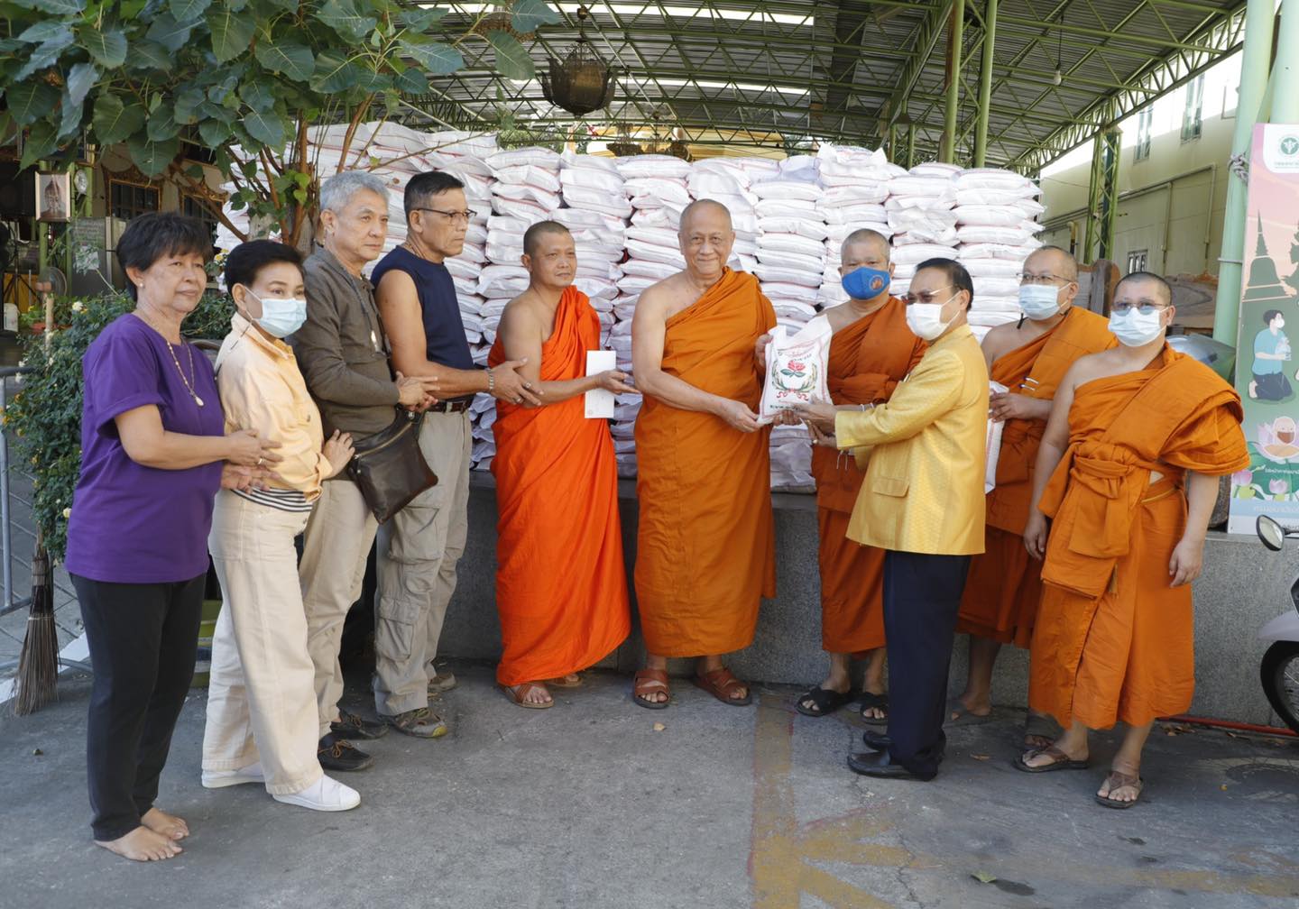 หลวงพ่อสมชาย วัดปริวาสมอบข้าวสาร 500 ถุง เข้าโรงครัว มจร เยียวยาผลกระทบวิกฤติโควิด -19