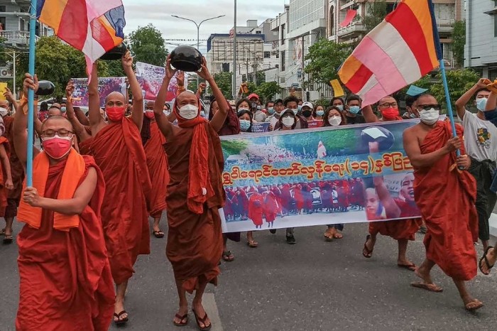 พระพม่าลงถนนเดินขบวน “ต้านรัฐบาลทหาร” ในเมืองมัณฑะเลย์