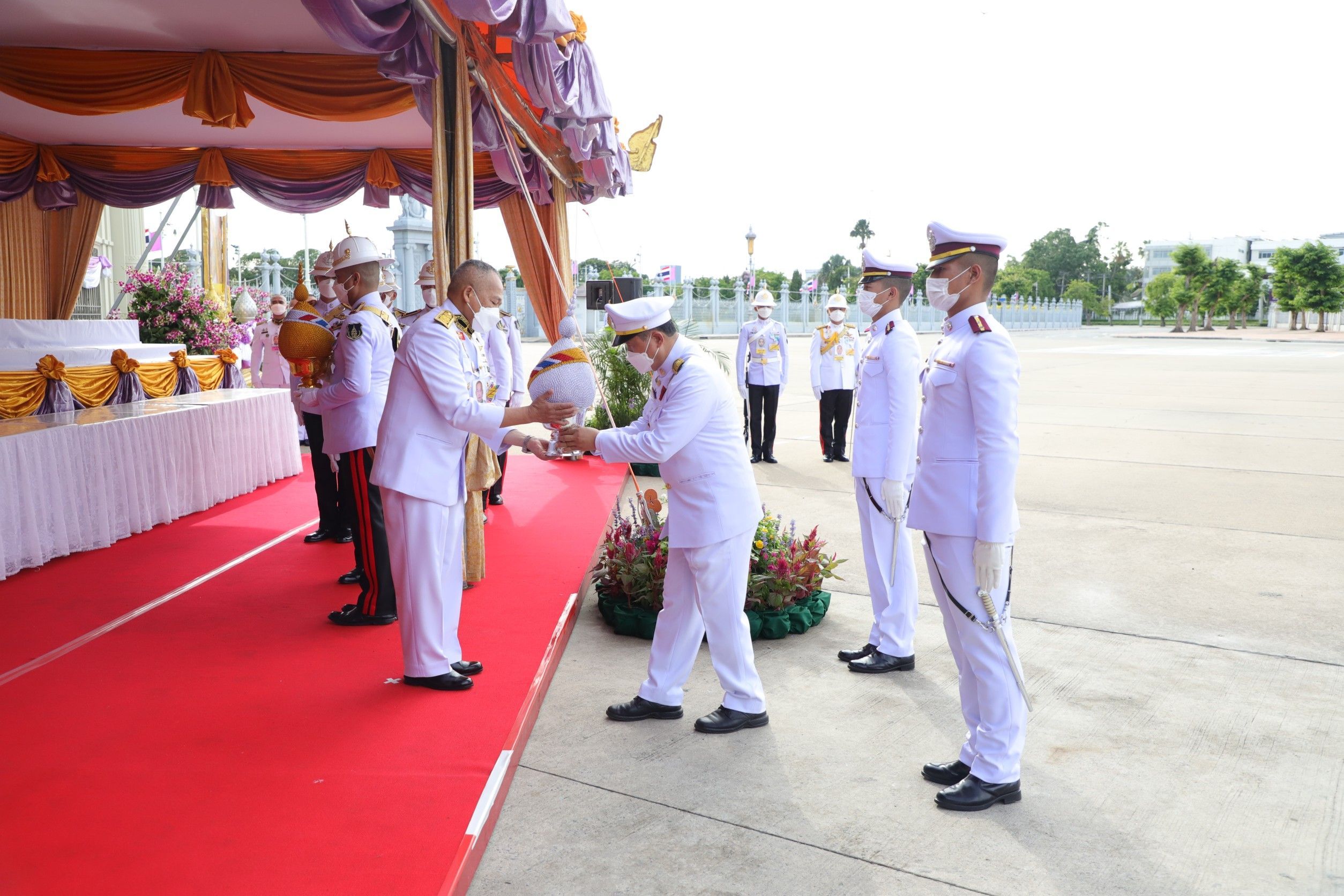 ปลัดกระทรวงมหาดไทยอัญเชิญเครื่องราชสักการะและพานพุ่มไปทูลเกล้าฯ ถวาย สมเด็จพระนางเจ้าฯ พระบรมราชินี  เนื่องในโอกาสวันเฉลิมพระชนมพรรษา