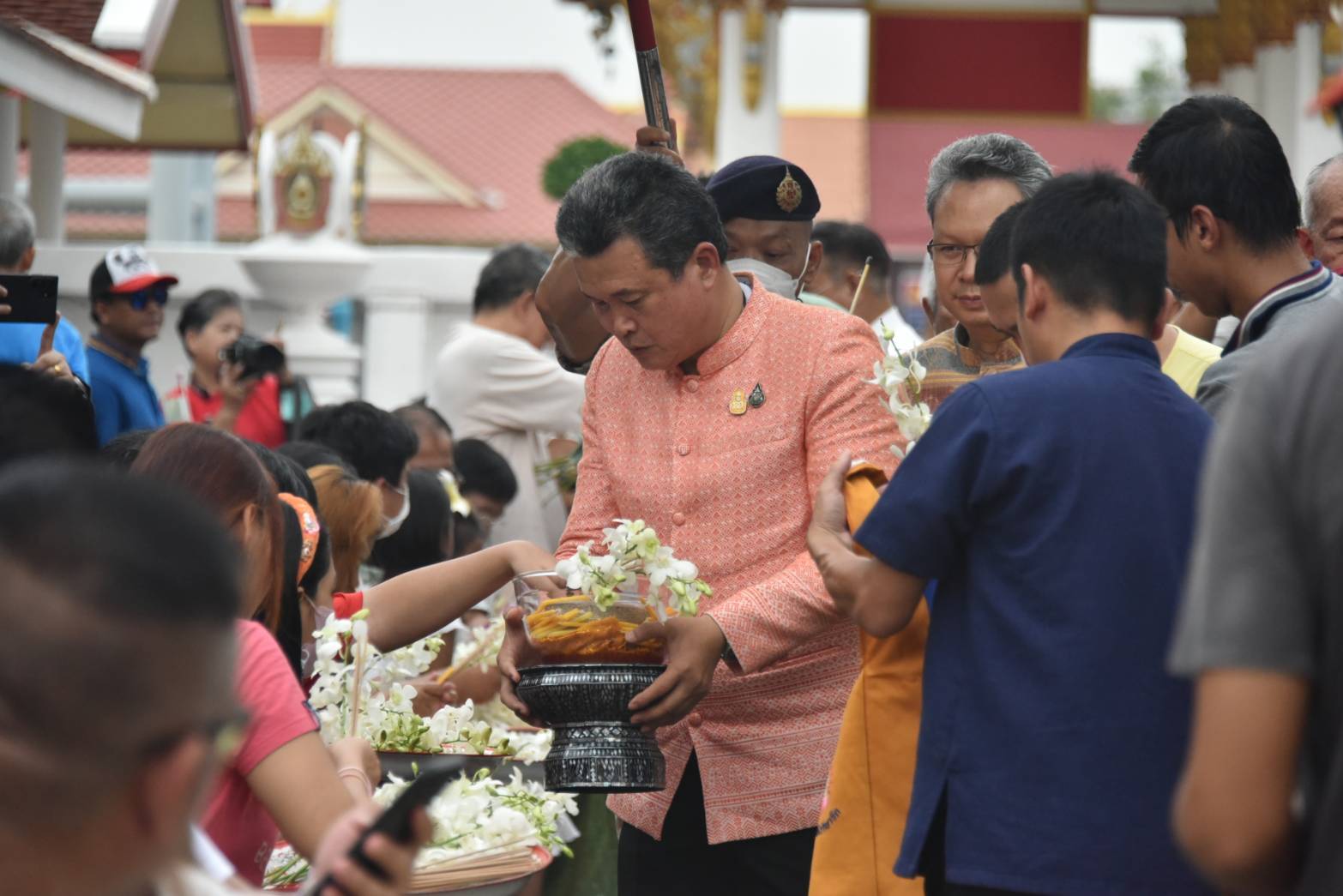 ปลัดมหาดไทย ร่วมงานประเพณีชาวไทยเชื้อสายรามัญ “ตักบาตรดอกไม้” เนื่องในเทศกาลวันออกพรรษา