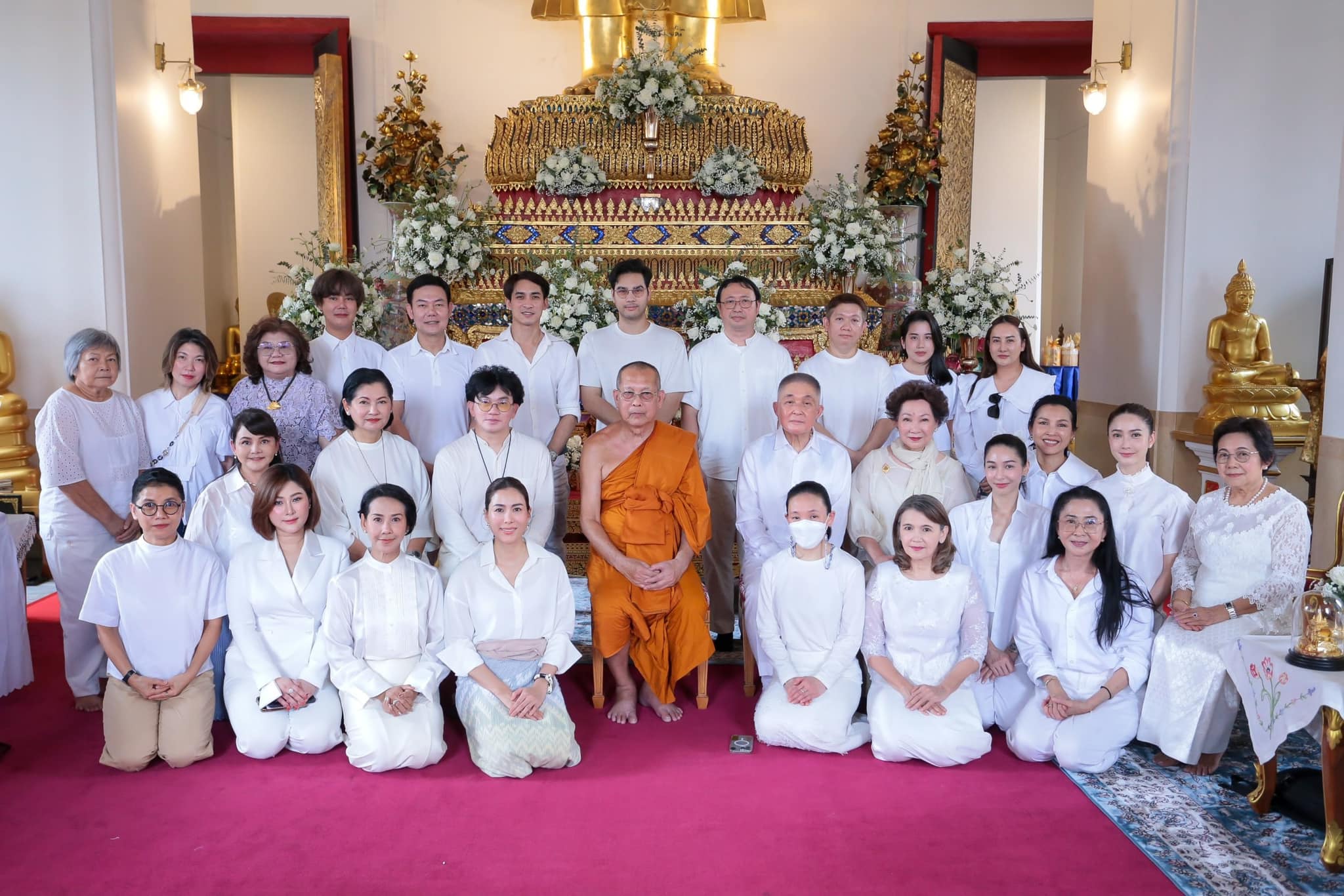 พระธรรมโพธิมงคล รับมอบ “ทองคำ 157 บาท” จากผู้บริหาร -ดารานักแสดงช่อง 3 เพื่อหุ้มเม็ดน้ำค้างเจดีย์ภูเขาทอง