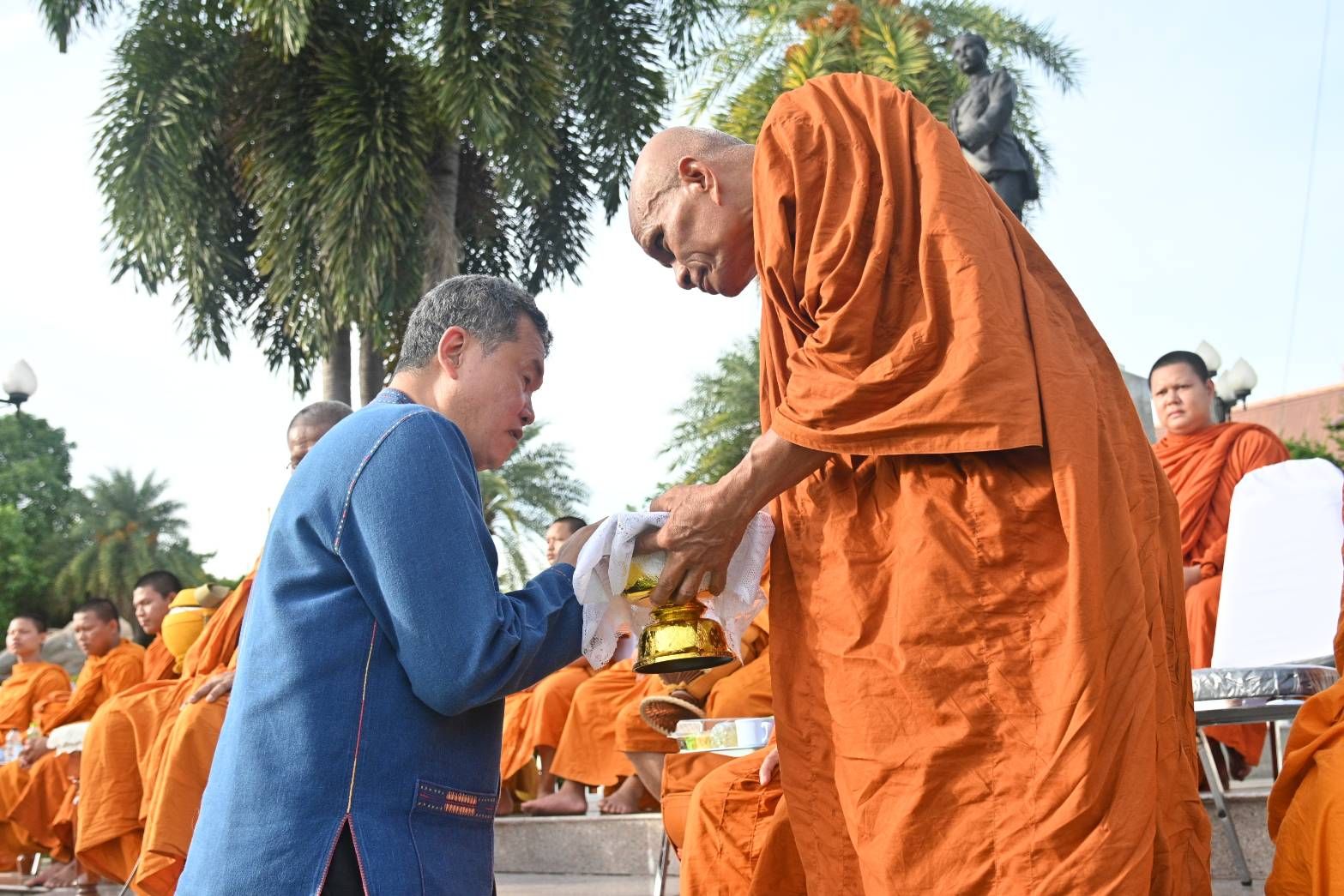 “ปลัดเก่ง” นำชาวสุรินทร์ ทำบุญใส่บาตร “ตามวิถีธรรม วิถีพุทธ”