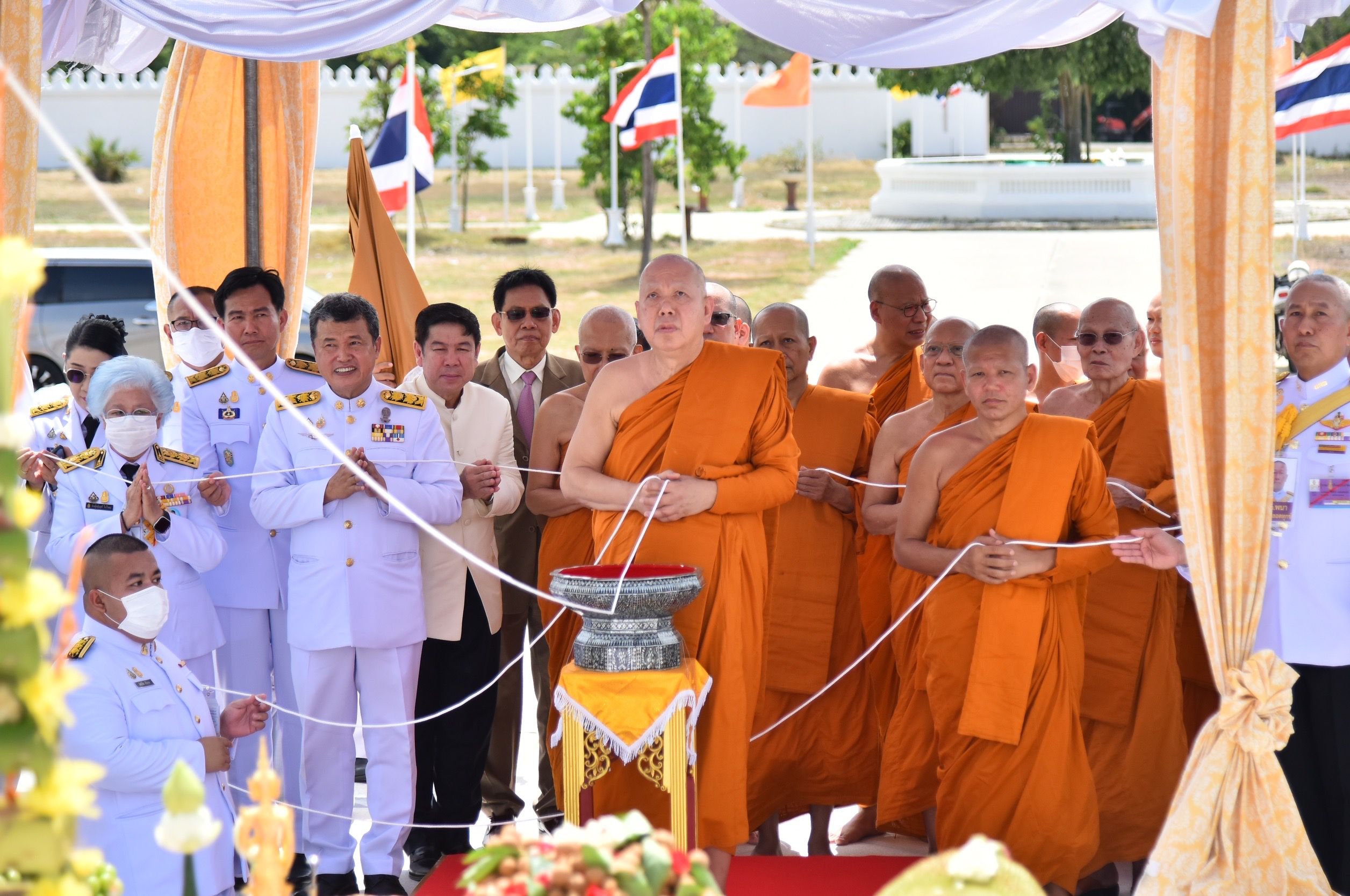 สมเด็จพระธีรญาณมุนี -ปลัด มท. ร่วมประดิษฐานพระบรมรูป ร.4  ณ วัดวชิรธรรมาราม