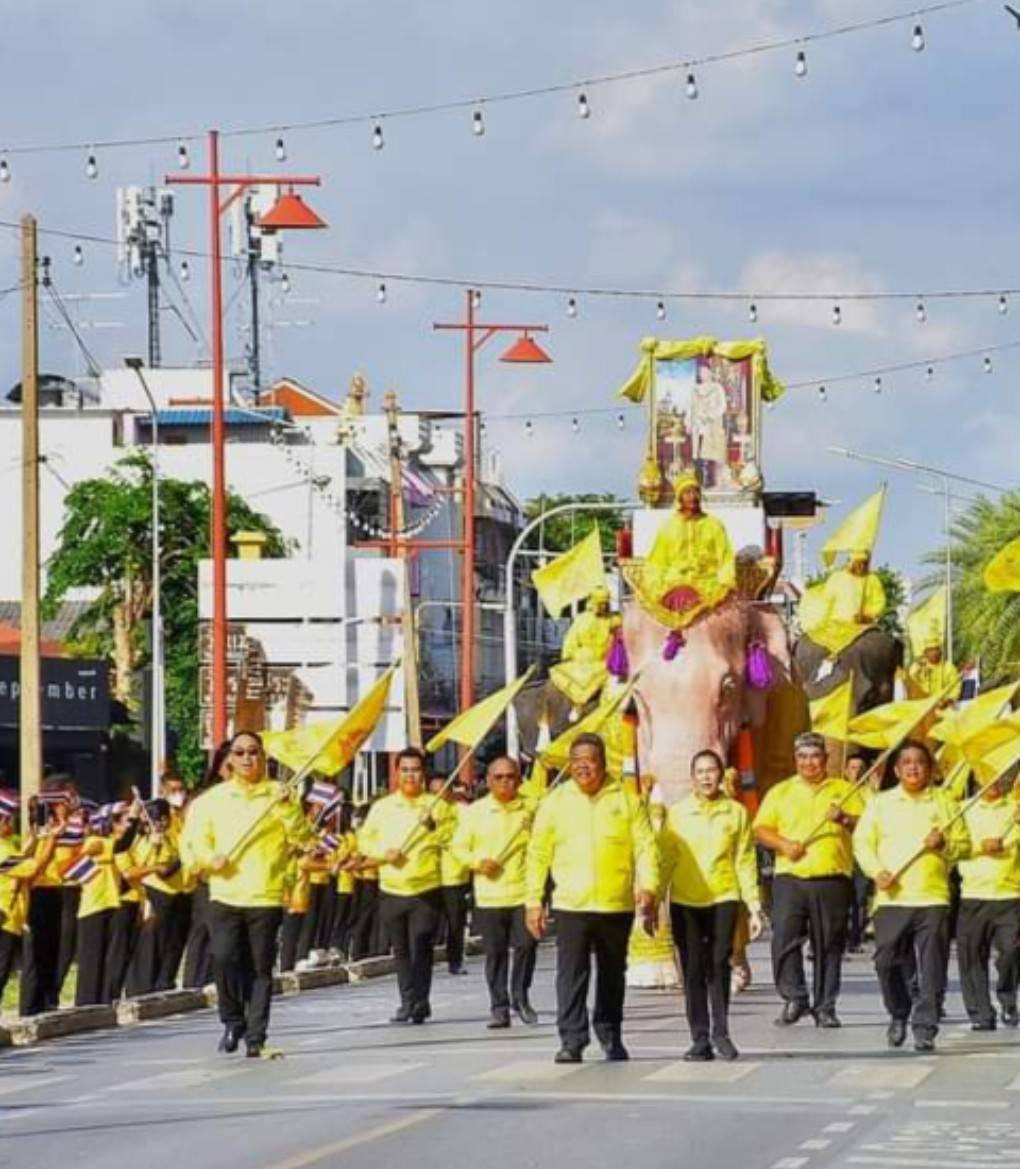 “พ่อเมืองกรุงเก่า” นำช้าง 10 เชือก รับมอบธงตราสัญลักษณ์เฉลิมพระเกียรติฯ ร่วมกิจกรรม ” เดิน วิ่ง ปั่น” แสดงความจงรักภักดี