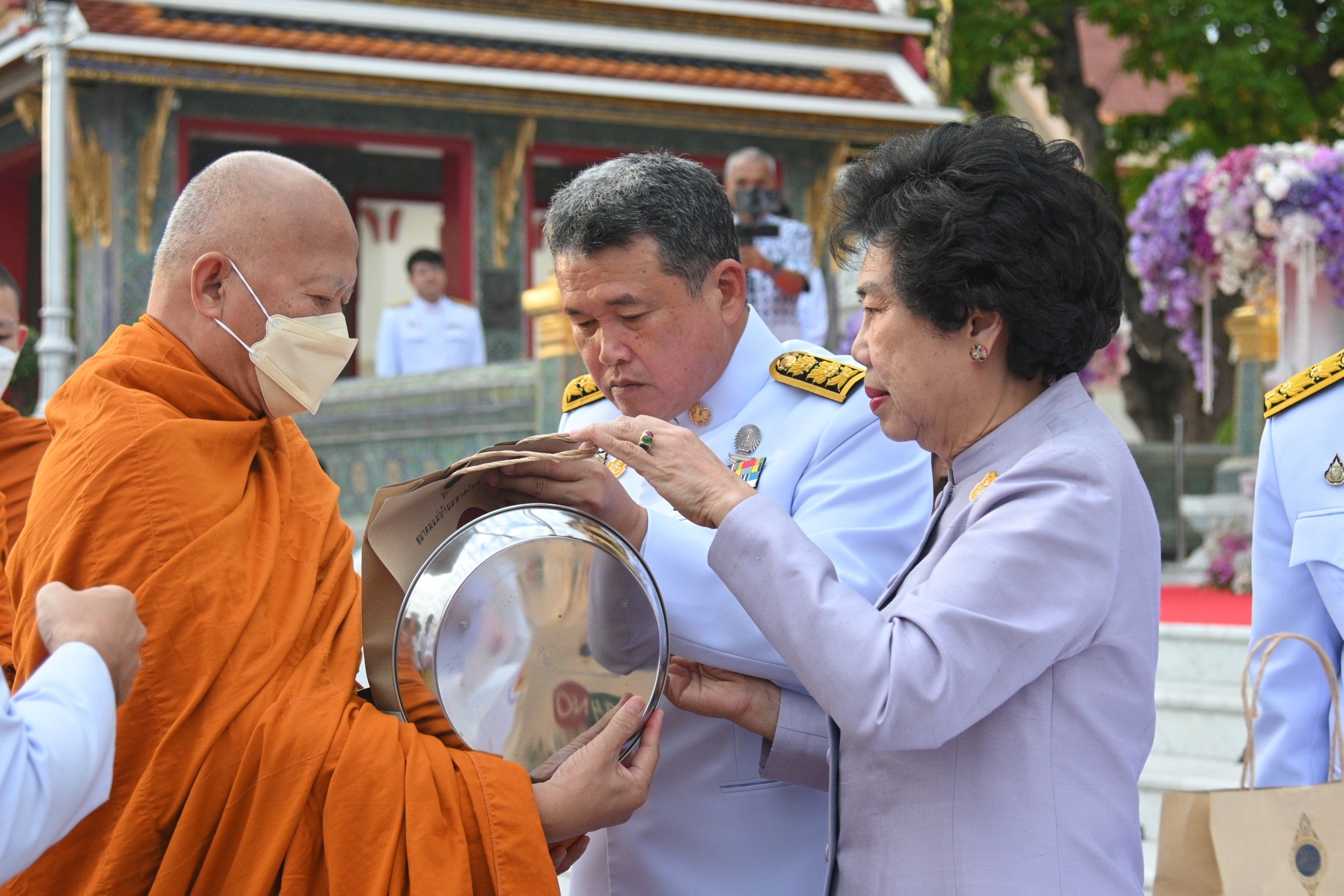 ปลัดมหาดไทย – นายกแม่บ้านมหาดไทย ทำบุญตักบาตร วันเฉลิมพระชนมพรรษา “พระราชินี”