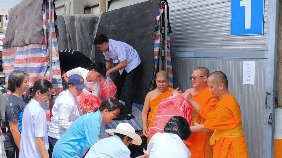 “วัดพระธรรมกาย” มาแล้ว “ส่งมอบถุงยังชีพ” มุ่งหน้าจังหวัดสุโขทัยและเชียงราย