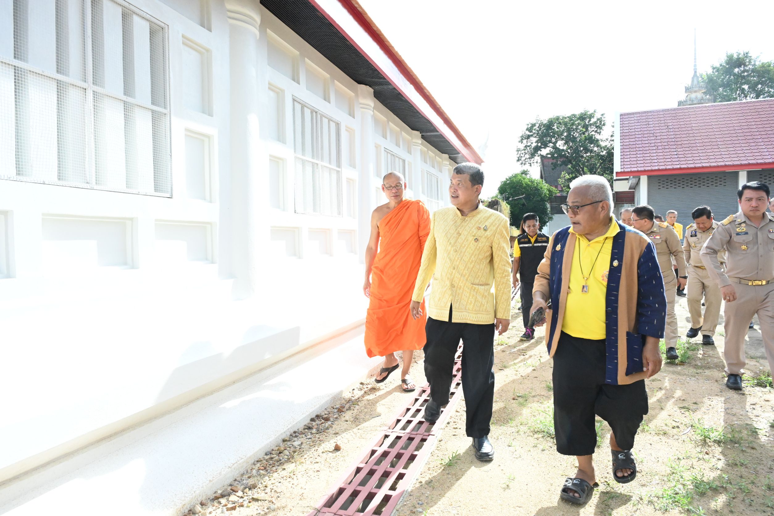 “ปลัดเก่ง” เยี่ยมชมอุโบสถเก่าวัดวังทองวนารามภายหลังได้รับการบูรณะจนแล้วเสร็จ พร้อมฝากนายอำเภอ ส่งเสริมเด็กในท้องถิ่นให้เป็น “มัคคุเทศก์น้อย”