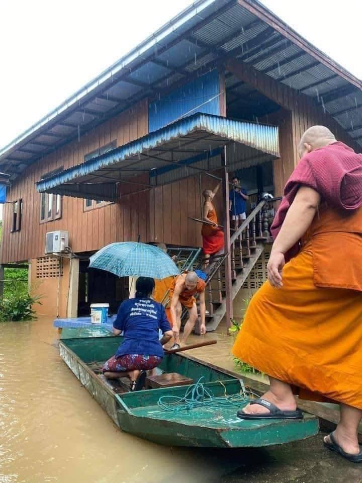 เปิดภาพประทับใจ “พระไม่ทิ้งโยม” ด้าน ผู้ว่าฯ น่าน รุดลงพื้นที่ช่วยเหลือประชาชนประสบภัยน้ำท่วม