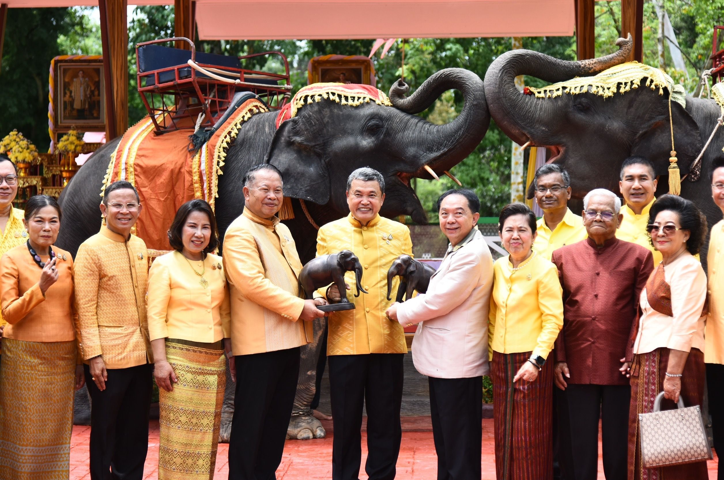 ปลัด มท. เปิดนิทรรศการเทิดพระเกียรติ “ก้าวตามรอยพ่อ” น้อมรำลึกถึงพระมหากรุณาธิคุณองค์รัชกาลที่ 9-สมเด็จพระพันปีหลวง