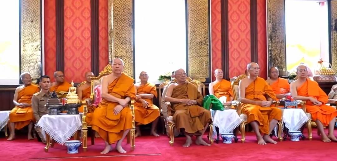 สมเด็จธงชัย ประธานพิธีต้อนรับ “พระธรรมโพธิมงคล” คืนตำแหน่ง “เจ้าอาวาสวัดนิมมานรดี” โดยมี พระพรหมสิทธิ ร่วมพิธี