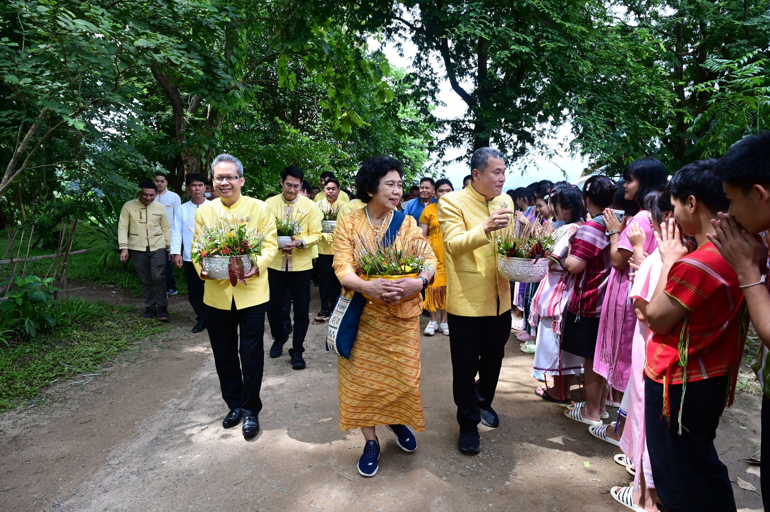 ปลัดเก่ง-ดร.วันดี ขึ้นดอยแม่แจ่ม บริจาคเงิน 2 ล้านบาท ซื้อที่ดินถวายวัดเหล่าป่าตาล