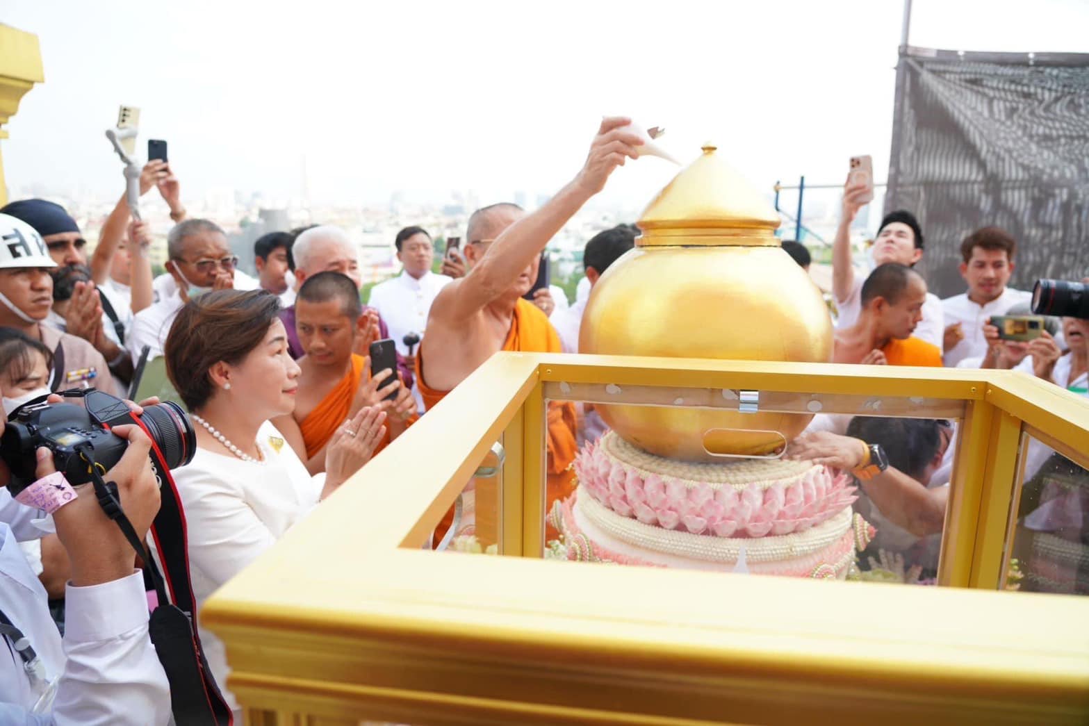 “พระธรรมโพธิมงคล” มอบเครื่องประดับเพชร บูรณะยอดน้ำค้างเหนือเจดีย์ภูเขาทอง