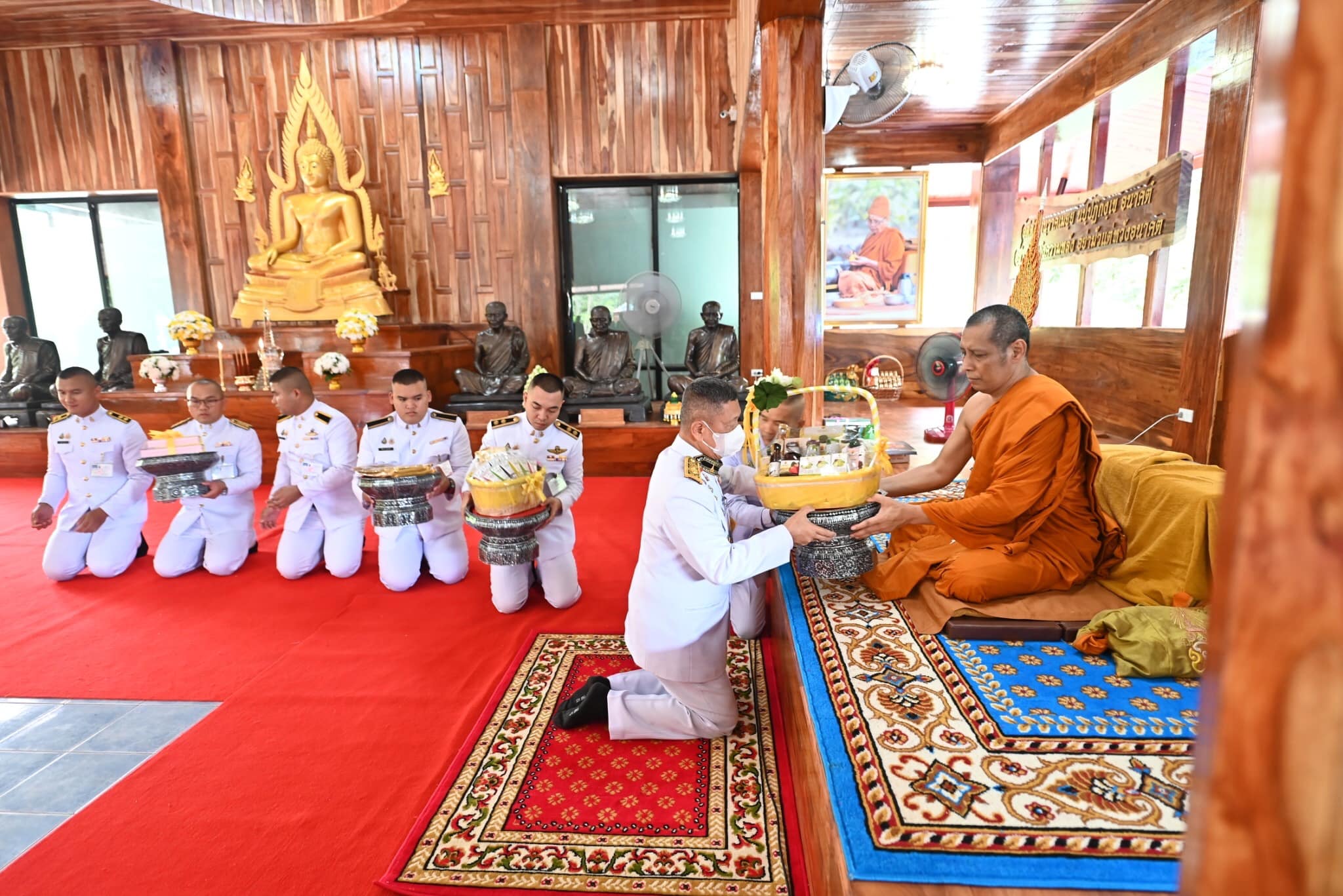 ในหลวงพระราชทาน “ผ้าไตร-เครื่องสักการะ” พร้อมน้ำทรงพระราชทาน เนื่องในวันคล้ายวันเกิด “เจ้าคุณเสียดายแดด”