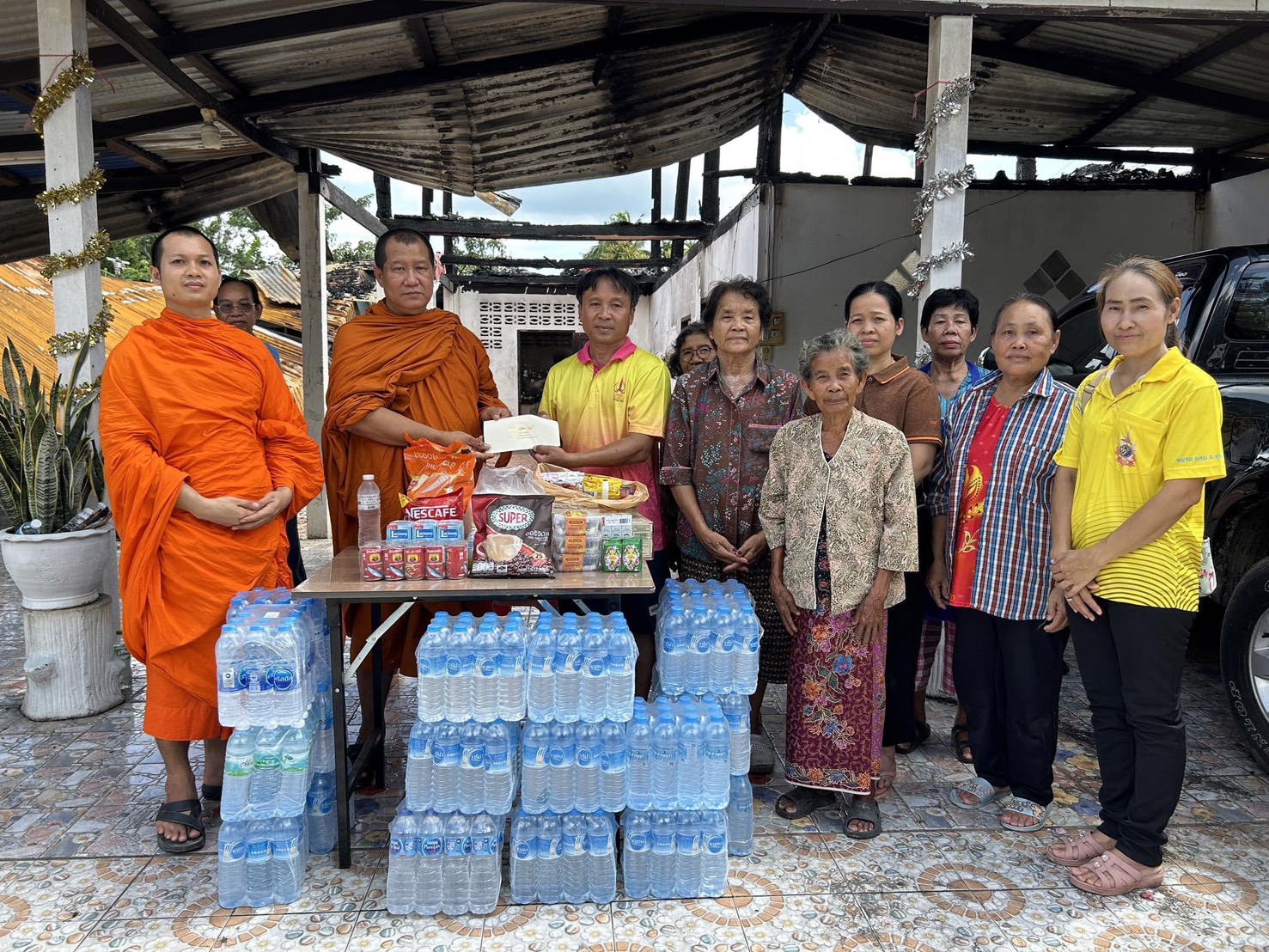 พระไม่ทิ้งโยม!! รองจจ.อุบล ฯ เร่งช่วยประชาชนบ้านถูกไฟไหม้!!