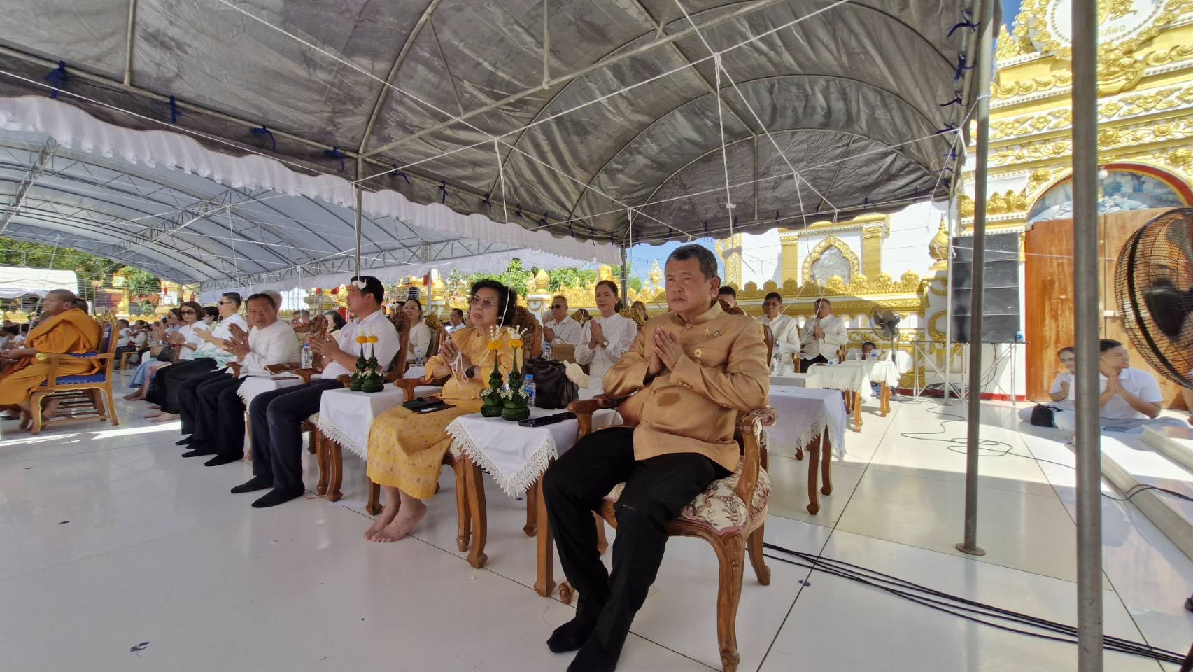 สุทธิพงษ์ – ดร.วันดี นำพุทธศาสนิกชนประกอบพิธีพุทธาภิเษก วัตถุมงคล “เหรียญยันต์มหามงคลโลก” โดย 88 เกจิคณาจารย์ร่วมพิธี