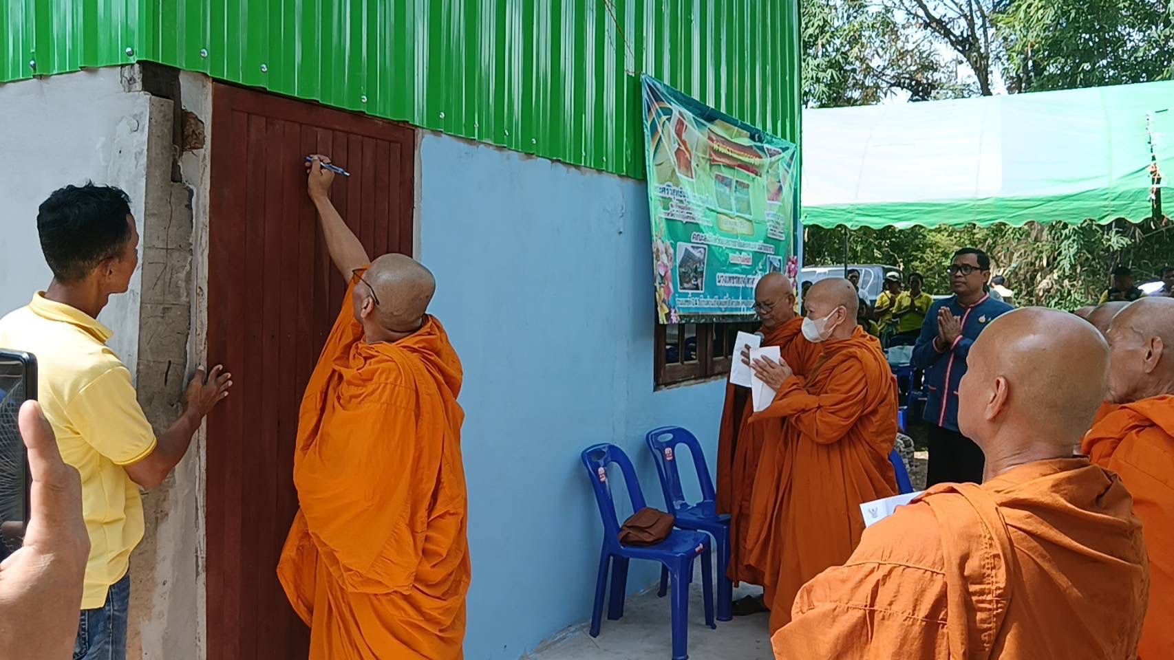 คณะสงฆ์อุบล ฯ สวมหัวใจ “พระโพธิสัตว์” มอบพักให้ผู้ยากไร้ 2 หลัง และมอบอาคารให้ตำรวจอีก 1 หลัง