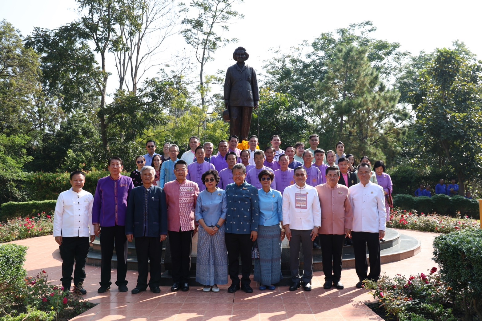 ปลัดเก่ง-ดร.วันดี  ประธานร่วม อัญเชิญพระอนุสาวรีย์พระเจ้าพี่นางเธอเจ้าฟ้ากัลยาณิวัฒนาฯ ประดิษฐาน ณ สวนสมเด็จย่าราชภัฎเชียงราย