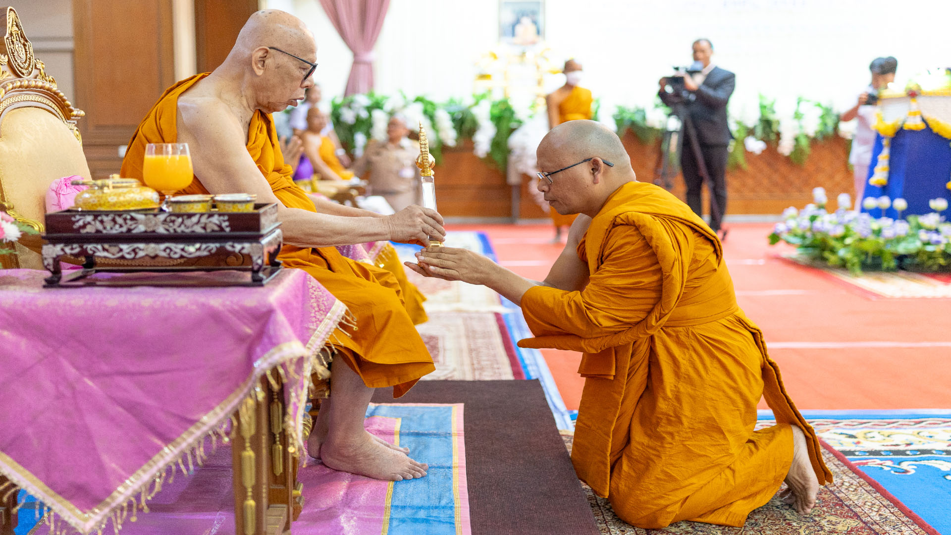 “พระพรหมวชิโรดม” รับ “รางวัลบัวทิพย์” กองทุน 100 ปี พระพุทธวรญาณ