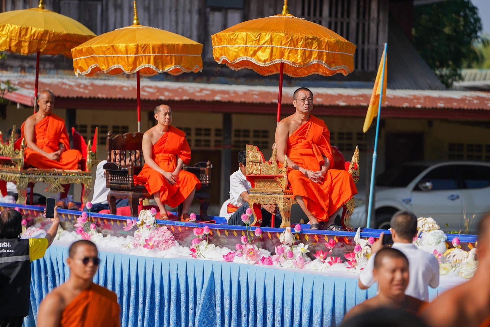 ชาวอุบลจัดพิธีเถราภิเษกแบบโบราณยิ่งใหญ่!!  ต้อนรับ ๕ พระเถระวัดสระเกศ  หลังพ้นวิบากกรรม!!