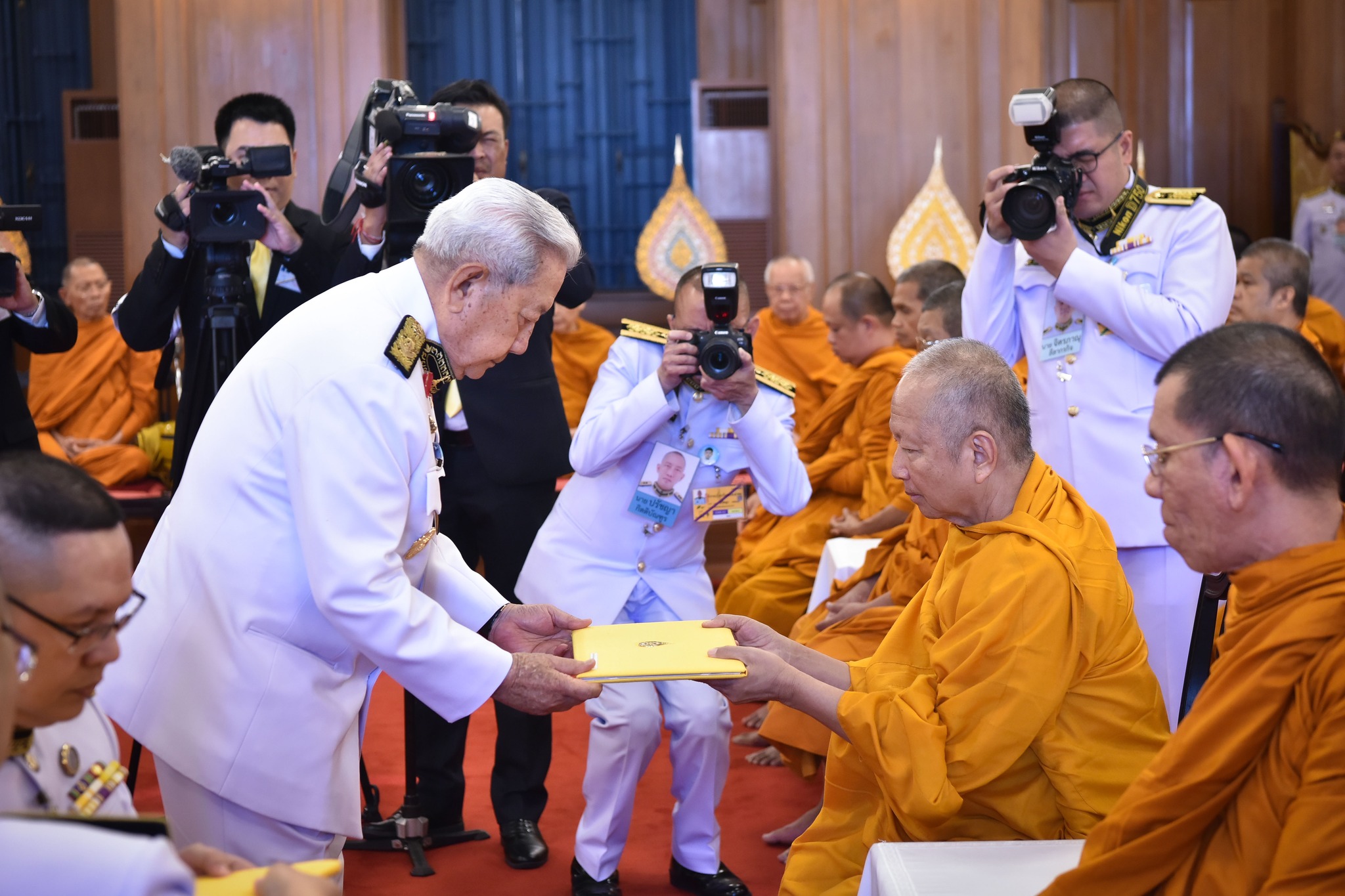 ในหลวงโปรดเกล้าให้ “ประธานองคมนตรี” ถวายทุนเล่าเรียนหลวงสำหรับพระสงฆ์ไทยจำนวน ๓๕๐ รูป