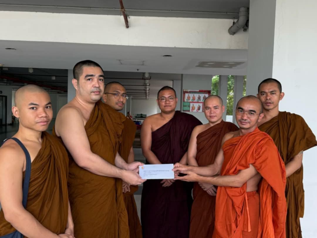 น้ำใจยามทุกข์ยาก!! “พระนิสิตมอญ มจร” บริจาคเงิน 26,500 บาท แด่ “ชมรมพระนิสิตพม่า”