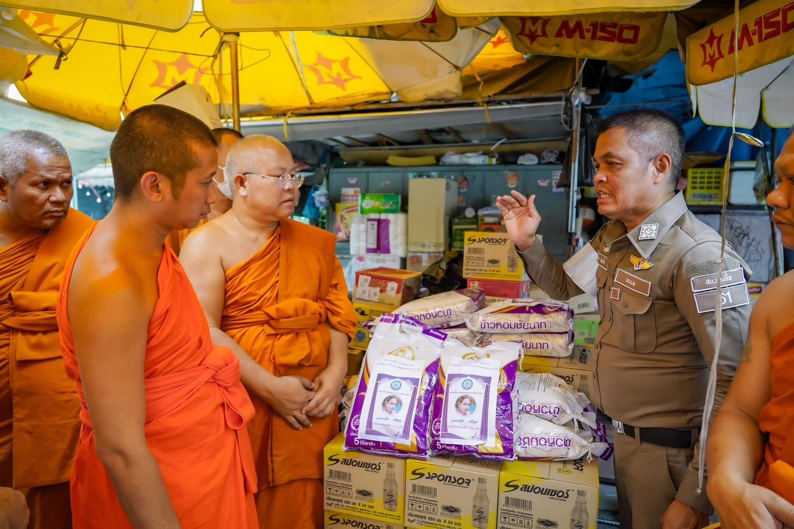 พระไม่ทิ้งโยม!!  “ทีมพระวิทยากรวิถีใหม่” ลงพื้นที่ตึกถล่ม มอบเครื่องอุปโภคบริโภคแก่ทีมกู้ภัย