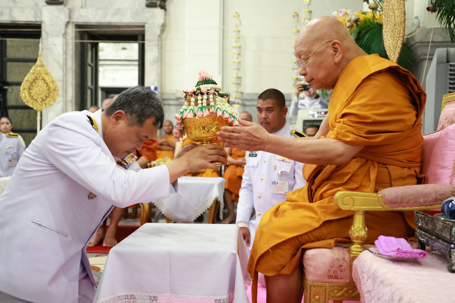 ในหลวงพระราชทานน้ำสรง “หลวงพ่อโสธร” โดยมี “สมเด็จพระมหาธีราจารย์-ปลัดเก่ง” ร่วมเป็นประธานในพิธี