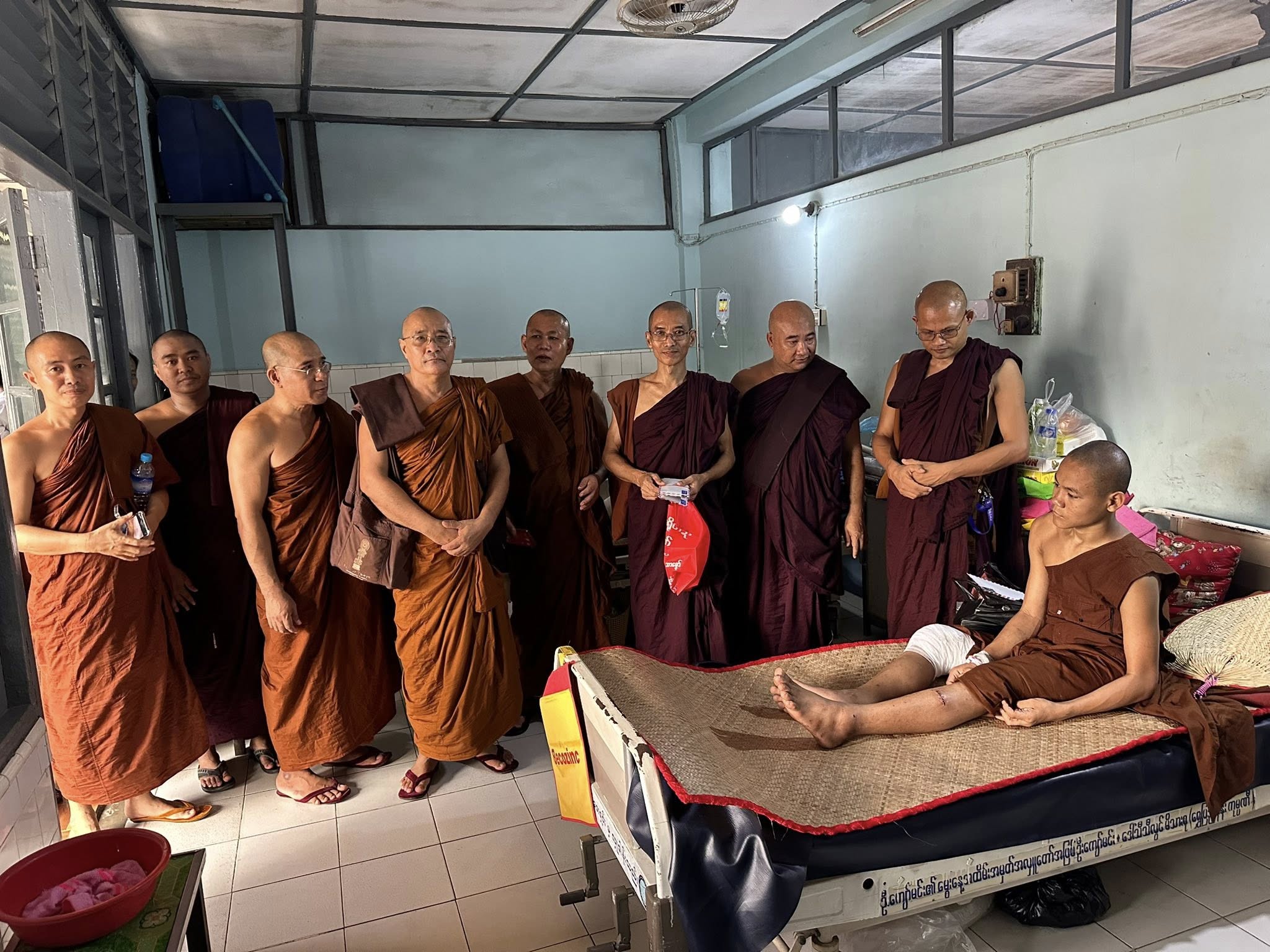 ประมวลภาพ!! พระมอญเยี่ยมปลอบขวัญพระภิกษุสามเณร-ฆราวาส หลังถูกบินรบพม่าทิ้งบอมวัด!!