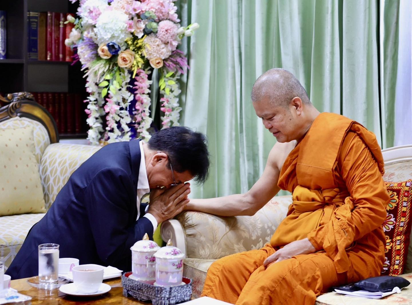 “ทูตลาว” เข้ากราบสักการะ “เจ้าคุณประสาร” เนื่องในวันสงกรานต์ พร้อมหารือความร่วมด้านพุทธศาสนา