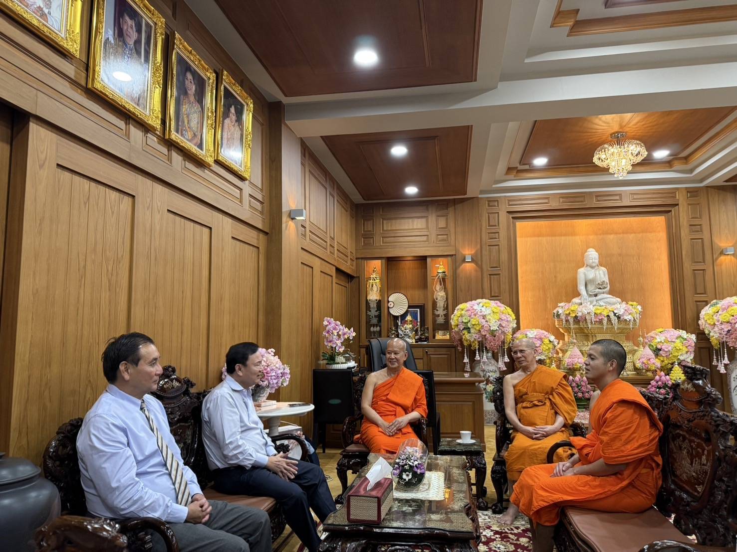 “ทักษิณ-สารัชถ์” เข้ากราบ “พระพรหมสิทธิ” ถวายเงินบูรณะโรงเรียนพระปริยัติธรรม