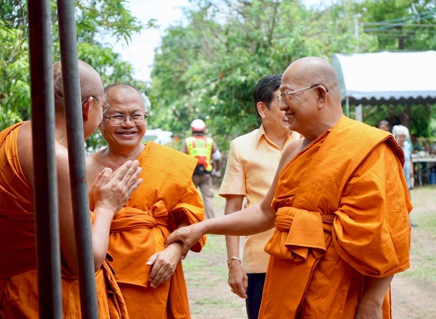 “พระพรหมกวี” มอบบ้านแก่ผู้ยากไร้ลพบุรีวันเดียว 2 หลังรวด!!