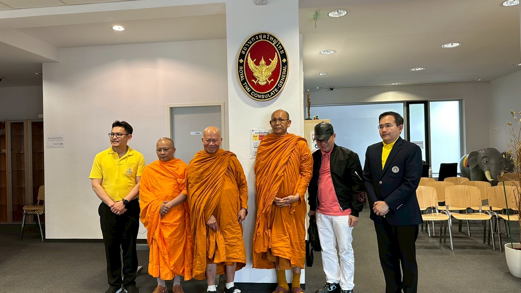 เปิดภาพ “อดีตพระพรหมเมธี” ทำพาสปอร์ตกงสุลไทยในแฟรงค์เฟิร์ต เยอรมนี เตรียมเดินทางกลับประเทศไทย!!