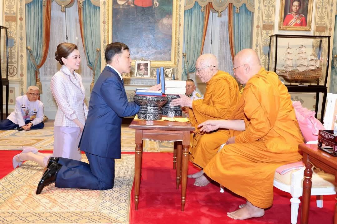 “สมเด็จพระสังฆราช” ถวายเหรียญพระบรมรูปฯ แก่ “พระบาทสมเด็จพระเจ้าหัวอยู่” สำหรับพระราชทานตามพระราชอัธยาศัย