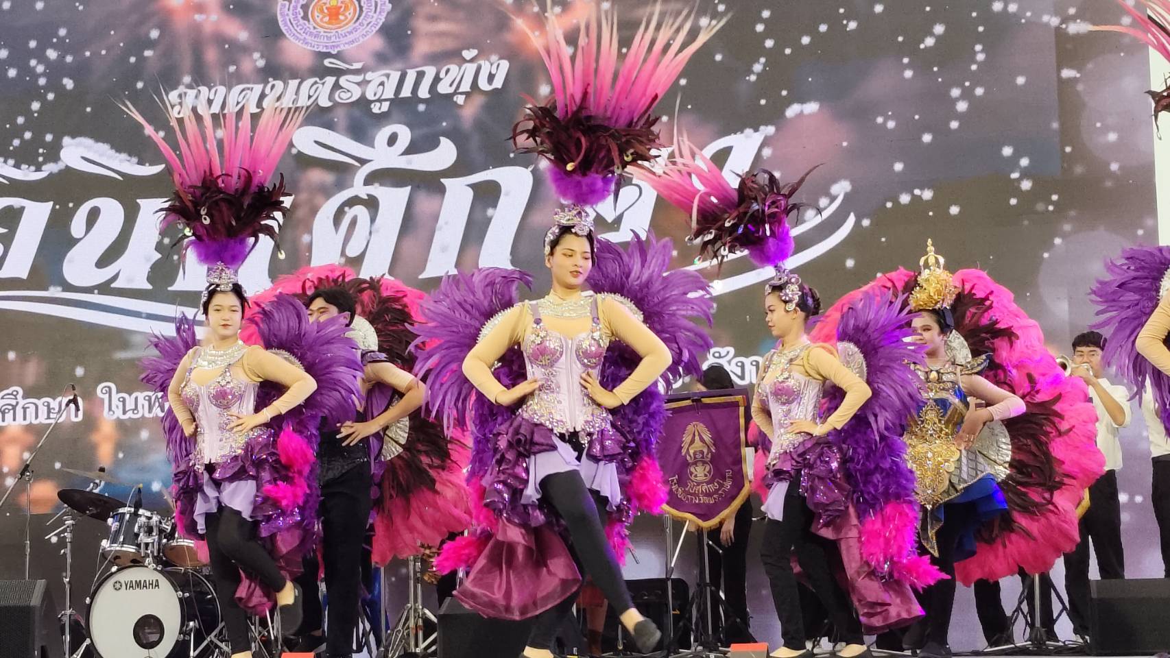 ประธานหมู่บ้านศีล 5 ขนวงดนตรีลูกทุ่ง “นักเรียนวินิตศึกษา”แชมป์ออฟเดอะแชมป์ 80 กว่าชีวิต โชว์งาน “สืบสานงานพ่อ ต่อยอดทุนเล่าเรียนหลวง” แสดงสด 3 ชั่วโมงรวด ผู้ชมแน่นหน้าเวที