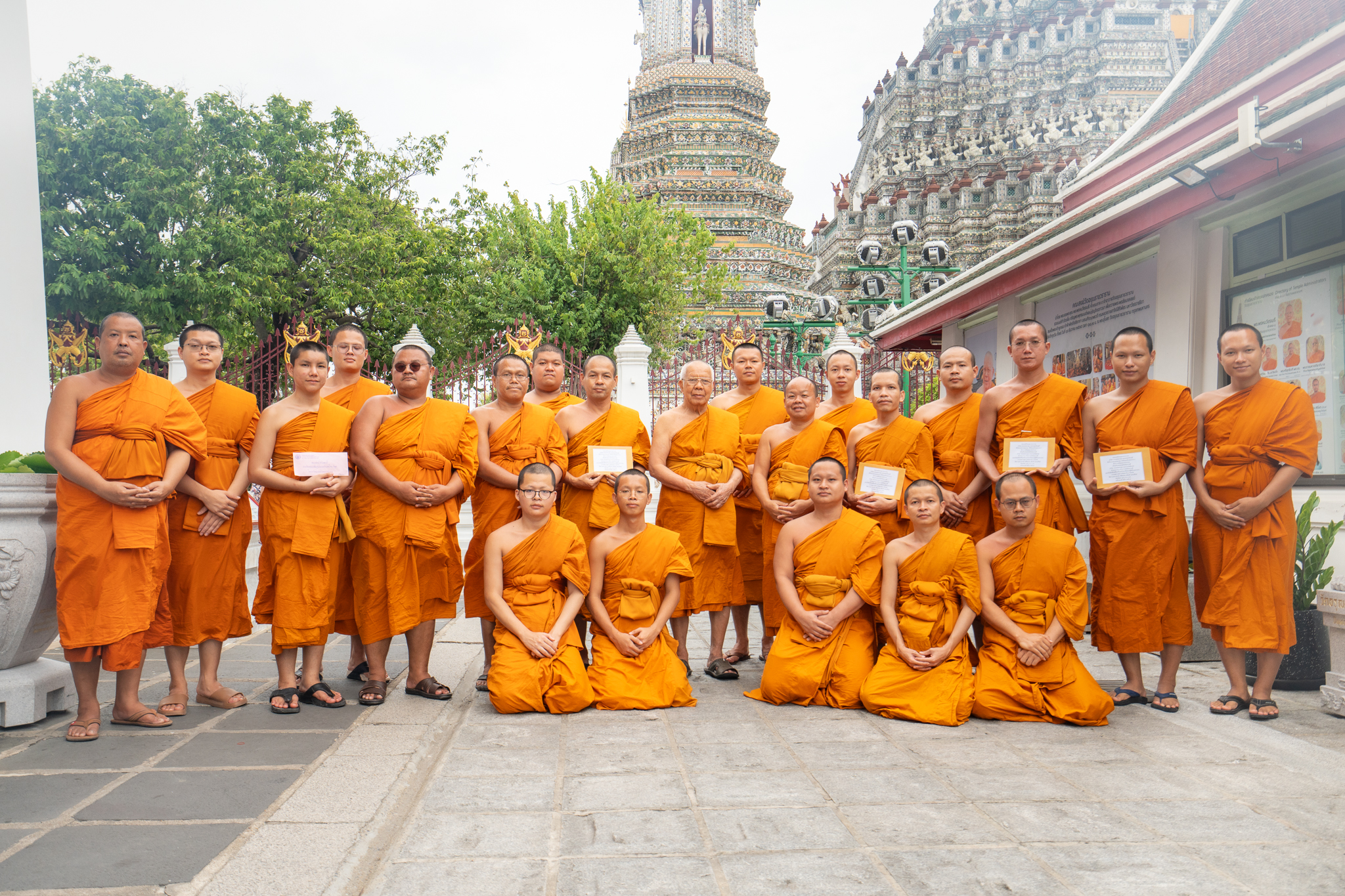 “วัดอรุณ ฯ” จับมือ “วัดนิมมานรดี” มอบเงิน 6 แสนบาท พร้อมเครื่องอุปโภค-บริโภค รวม 4 จังหวัดกว่า 80 ศูนย์พักพิง