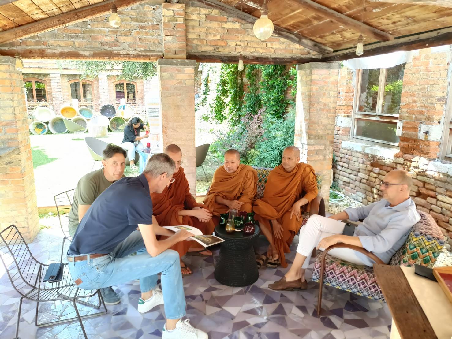 เจ้าอาวาสไทยในอิตาลี เยี่ยมโรงงานผลิตโมเสกทองเมืองเวนิส เพื่อใช้ในการ “บูรณะพระเจดีย์ภูเขาทอง” เฉลิมพระเกียรติฯ