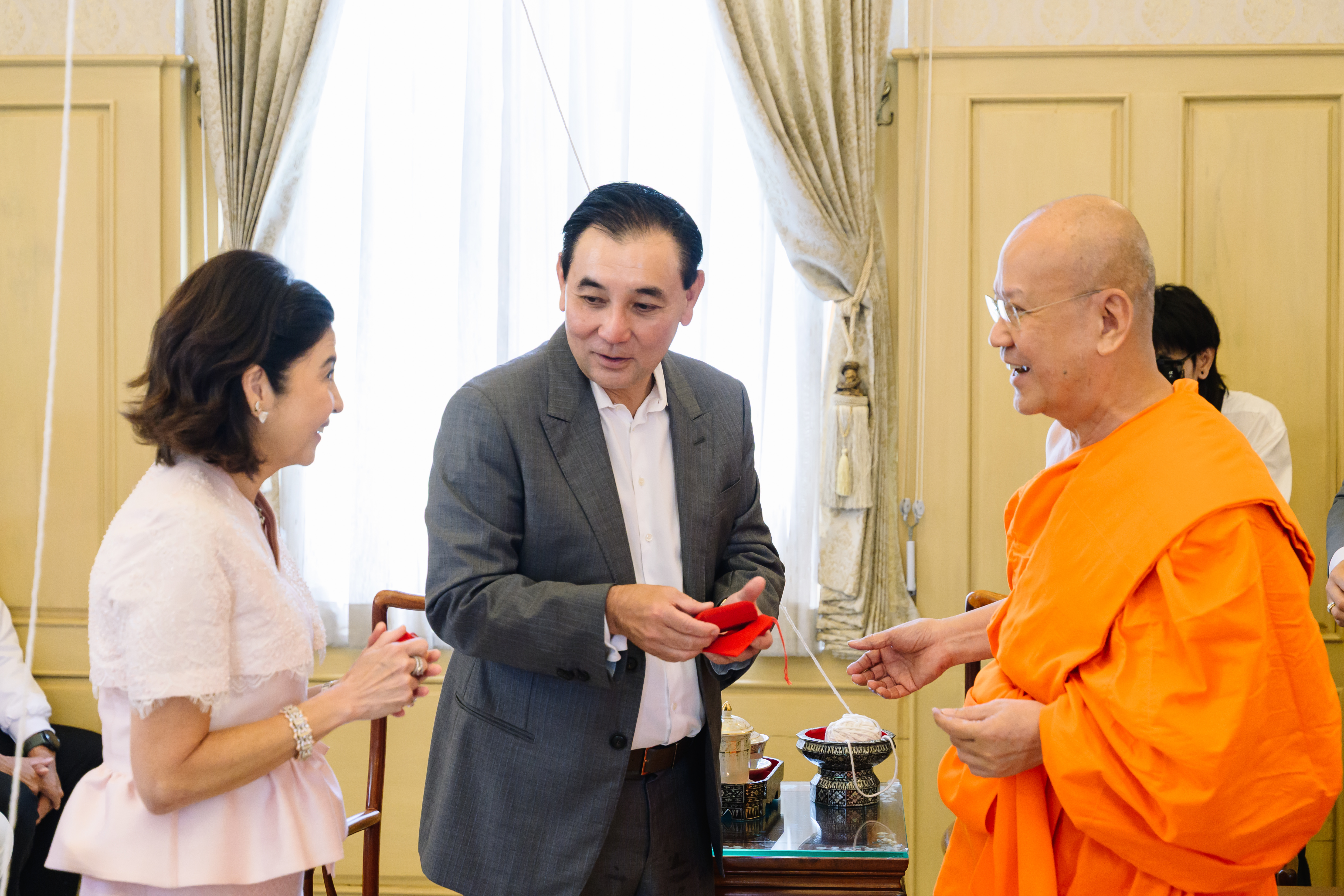 พระลูกชาย!! สารัชถ์ รัตนาวะดี ซาบซึ้งในรสพระธรรม จัดทำบุญฉลองอายุ 60 ปีให้บิดา พร้อมจัดพิธีเจริญพระพุทธมนต์นพเคราะห์ตามตำรา “สมเด็จพระสังฆราชอยู่”