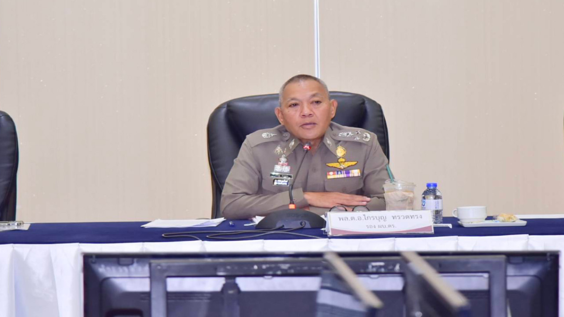 กก.ป้องกันและปราบปรามภัยคุกคาม ฯ  ย้ำไม่ได้ ‘ล้วงย่ามพระ’ สั่งตำรวจปรับวิธีทำงาน ห้ามบุกเข้าวัดโดยไม่แจ้งล่วงหน้ารวมทั้ง “ห้ามถ่ายรูป”