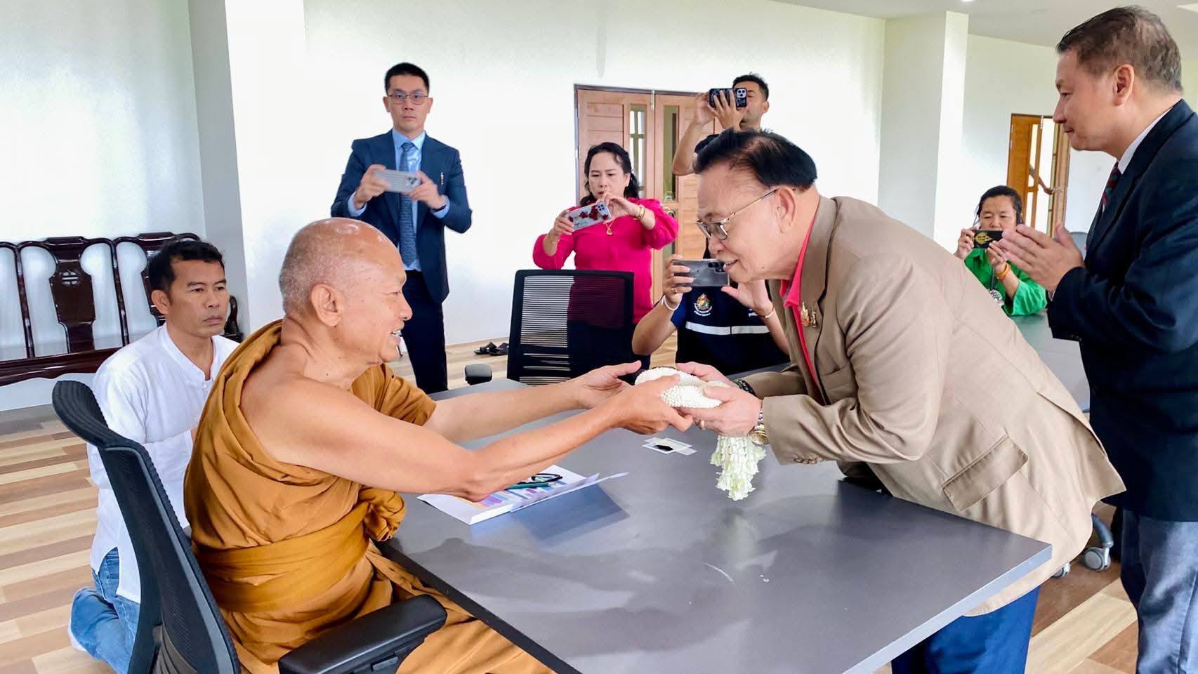 “ไม่ได้หนี” คณะ”นิยม เวชกามา”เข้ากราบให้กำลังใจ”หลวงพ่ออลงกต”หลังโดนกระแสเงินบริจาค ผอ.พศจ.ลพบุรียันไม่พบปัญหาอย่างที่เป็นข่าว