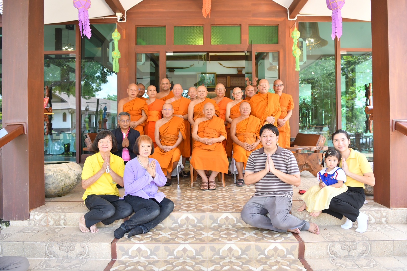 สมเด็จพระมหาธีราจารย์ เยี่ยมให้กำลังใจพร้อมมอบเครื่องอุปโภค-บริโภค แก่ผู้ประสบภัยน้ำท่วม จ.น่าน