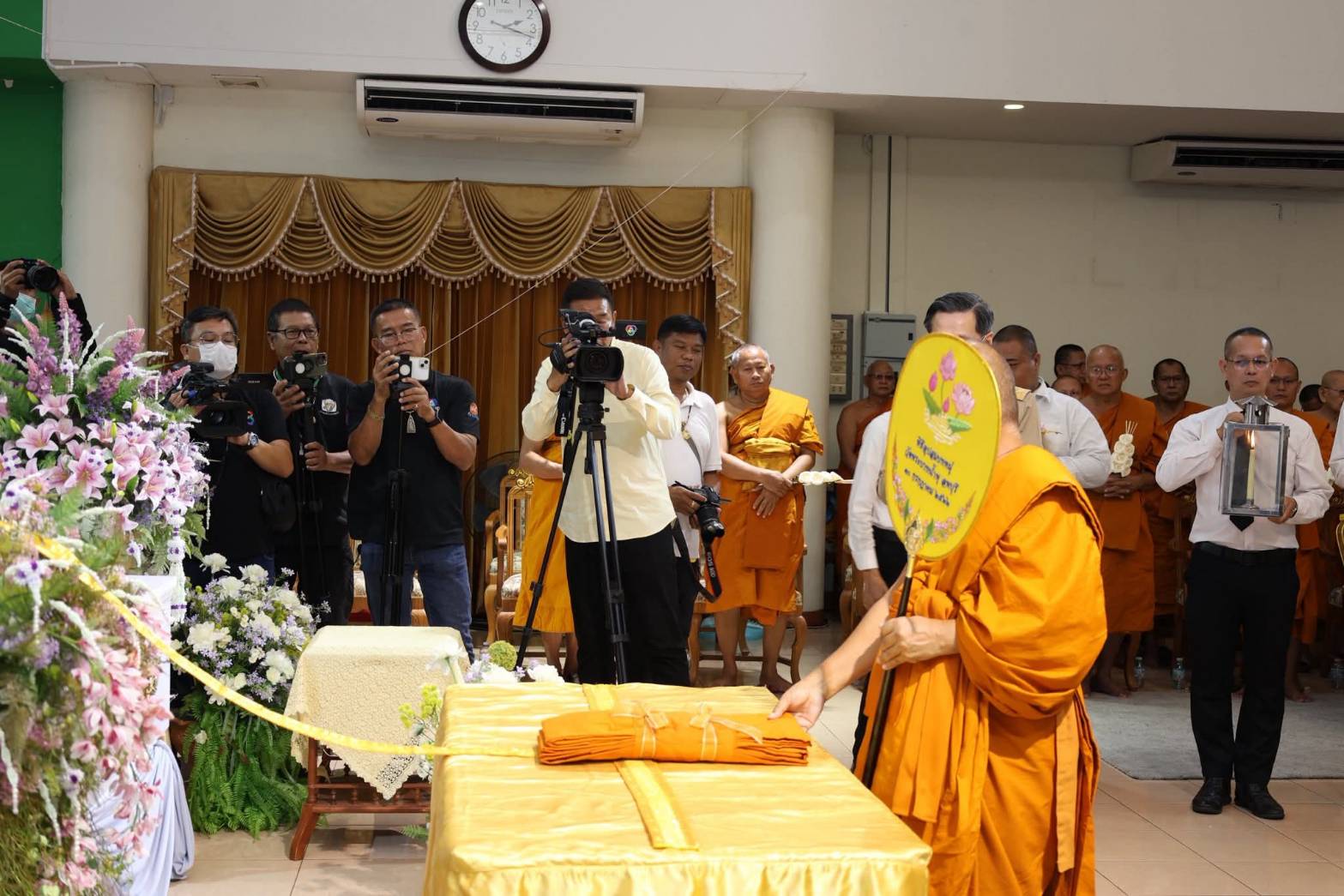 “พระธรรมวชิรสุนทร-ผู้ว่าลพบุรี” ประธานร่วมพิธีฌาปนกิจร่างอาจารย์ใหญ่ ณ วัดพระบาทน้ำพุ