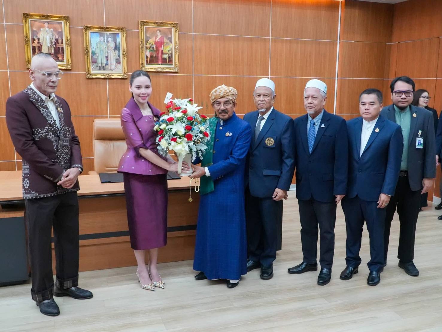 “สตรีมุสลิม”คนแรก!! คณะผู้แทนจุฬาราชมนตรีร่วมแสดงความยินดีแด่ รมว.วัฒนธรรมคนใหม่