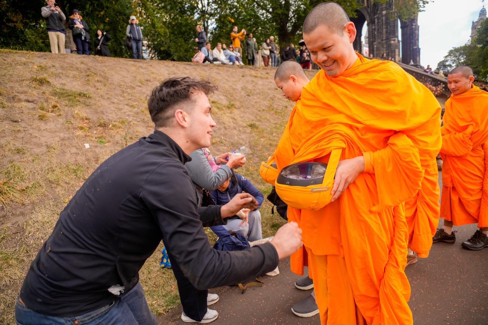 พระอาทิตย์ขึ้นทางตะวันตก!! สีจีวรเหลืองสุกสว่าง “กลางมหานครเอดินเบอระ” สกอตแลนด์