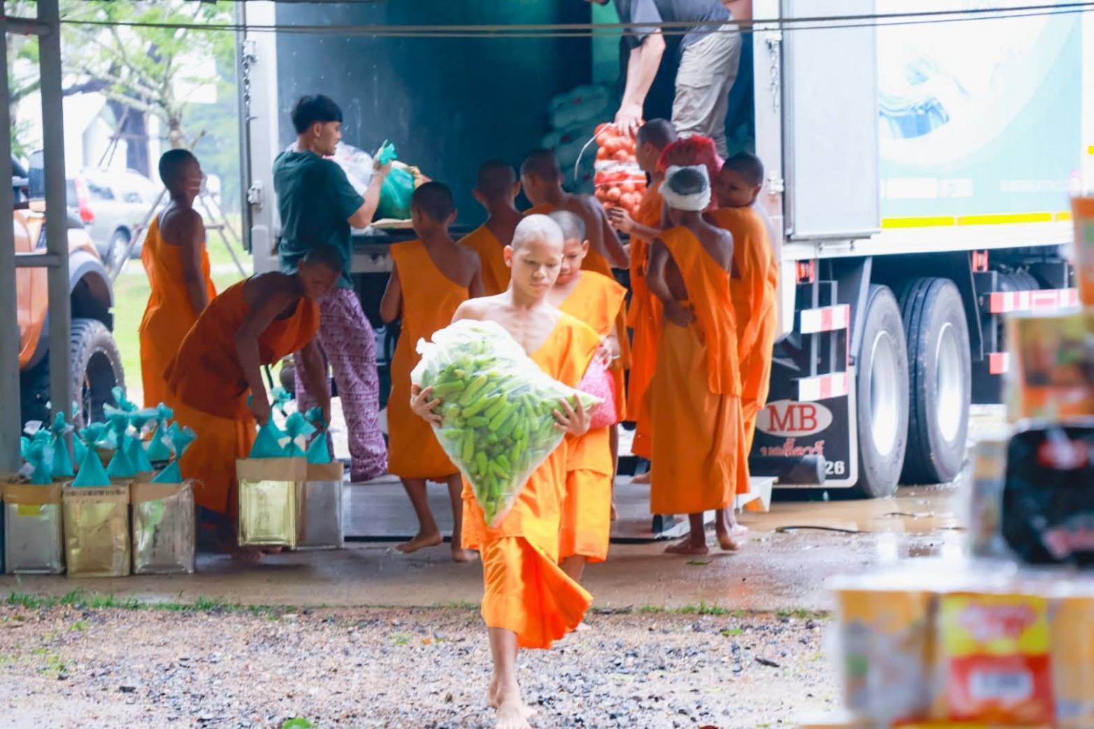 “มจร” ส่วนกลางบริจาคเงิน 300,000 บาท สมทบศูนย์ช่วยเหลือผู้ประสบอุทกภัย มจร สงขลา