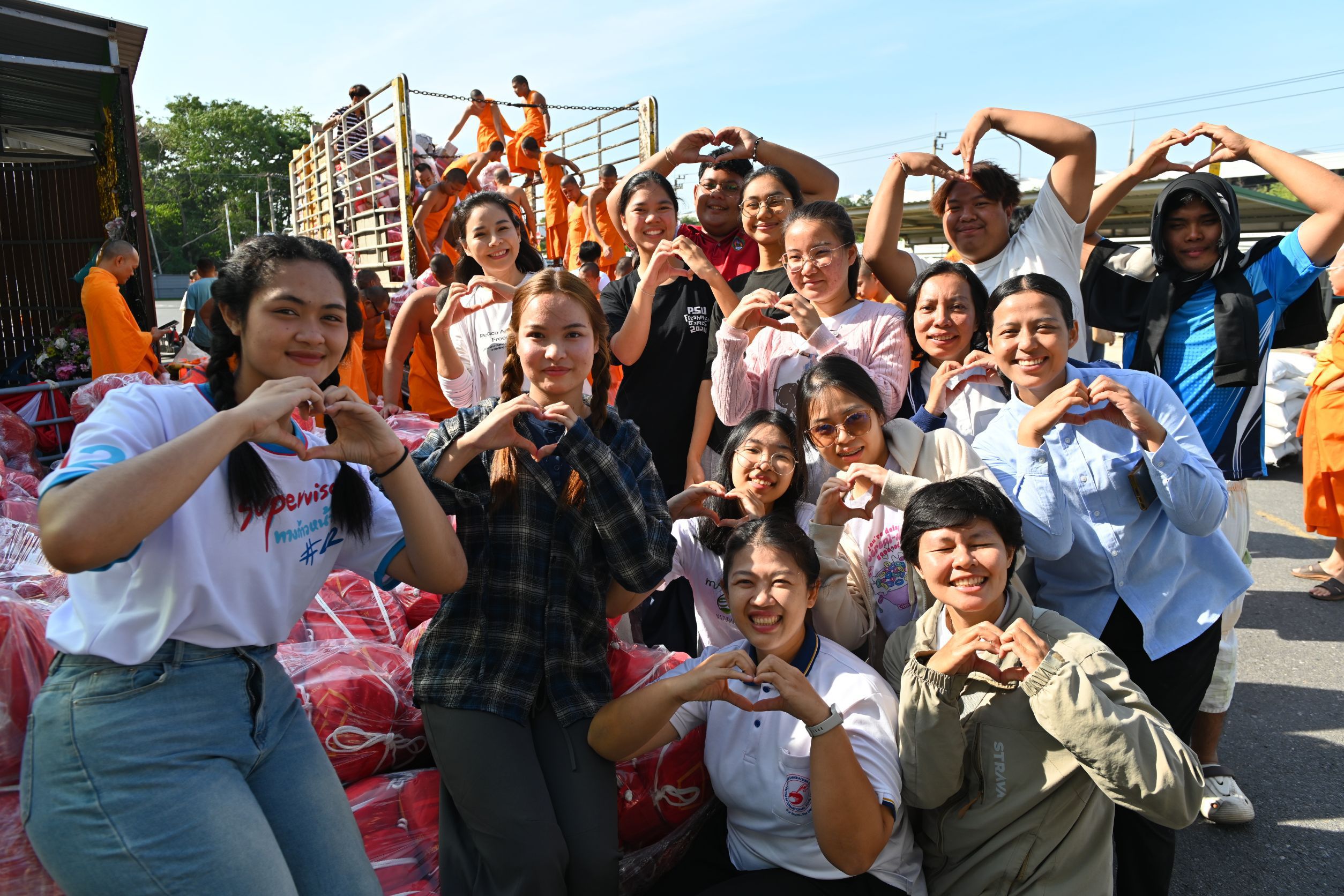 “วัดพระธรรมกาย” ยืนหนึ่ง!! ระดมเยาวชนจิตอาสา  ปล่อยคาราวานถุงยังชีพ 3,000 ชุด กว่า 15 ตัน ช่วยวิกฤตน้ำท่วม 6 จังหวัดใต้