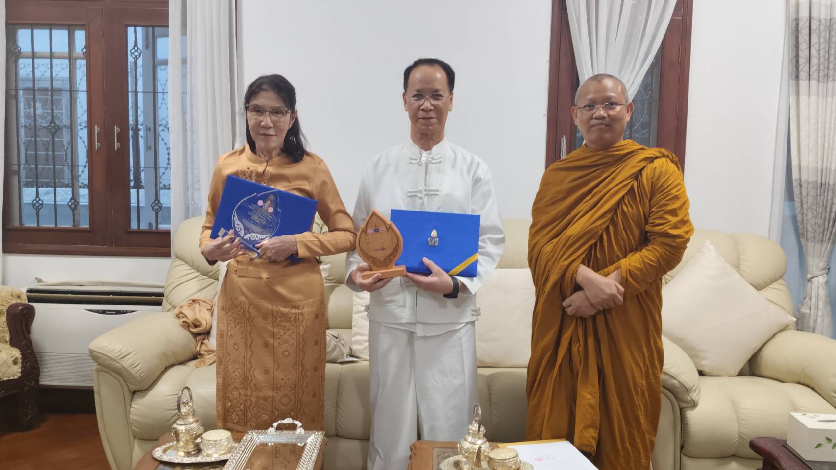 “มจร” มอบโล่ธรรมทูตคฤหัสถ์กิตติมศักดิ์แก่  “อดีตรองประธานาธิบดีเมียนมา-ภริยา”