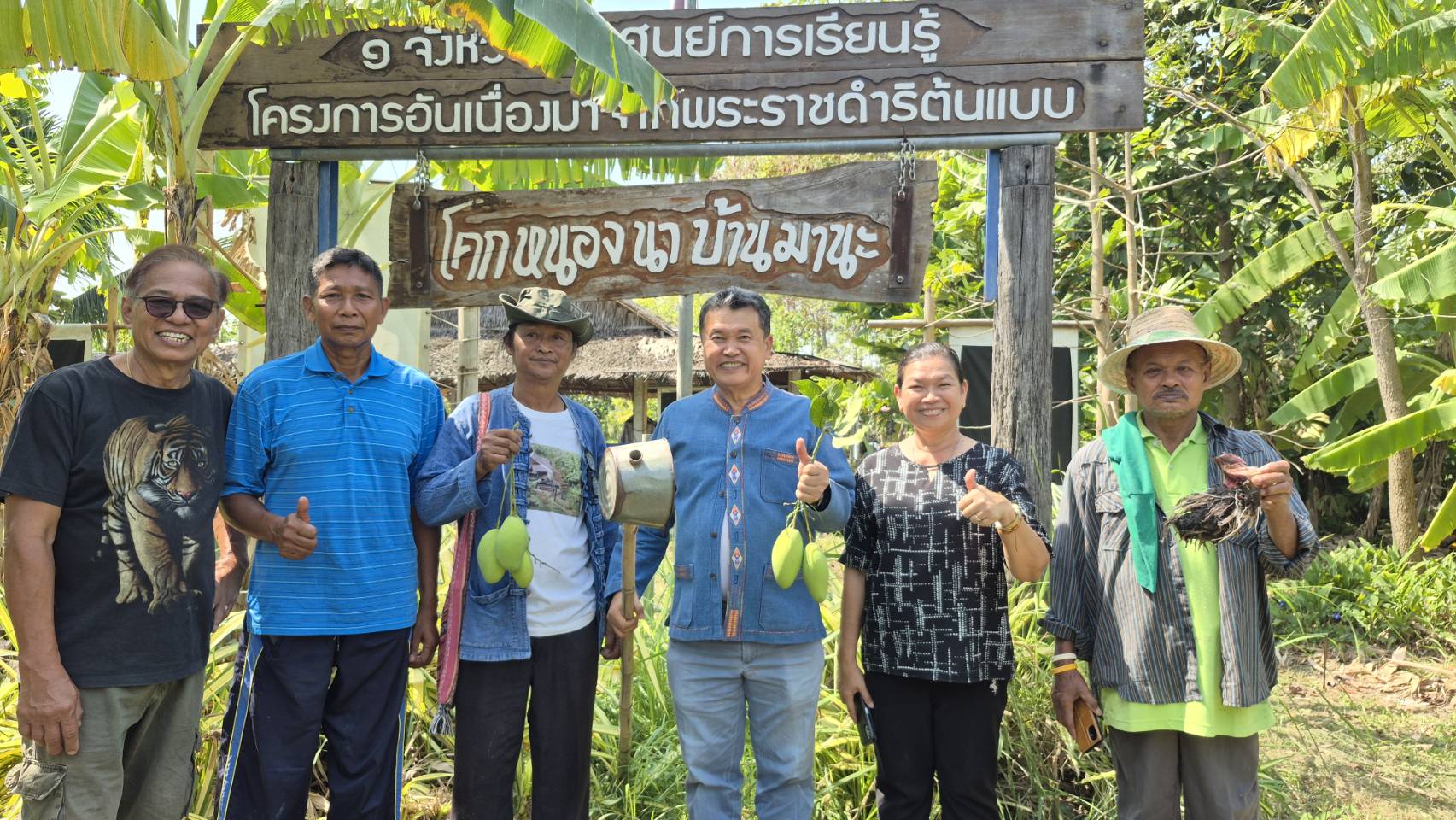 “ปลัดเก่ง” เยี่ยมให้กำลังใจภาคีเครือข่าย “โคกหนองนา” อ.ลาดหลุมแก้ว จ.ปทุมธานี ปลื้ม!! ผลสำเร็จ