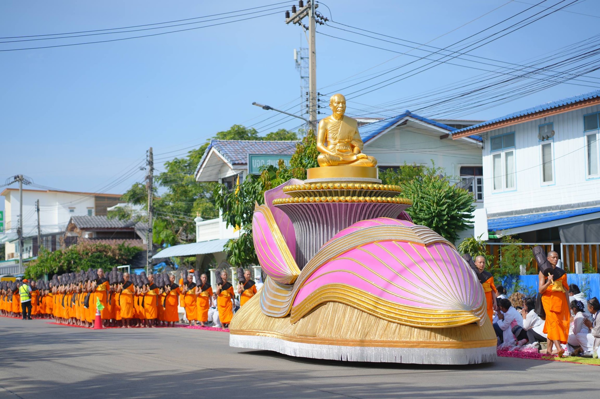 “วัดพระธรรมกาย” นำ “พระสงฆ์ธรรมยาตรา 1,142 รูป” เจริญภาวนาอุทิศถวายแด่ “สมเด็จพระพันปีหลวง”