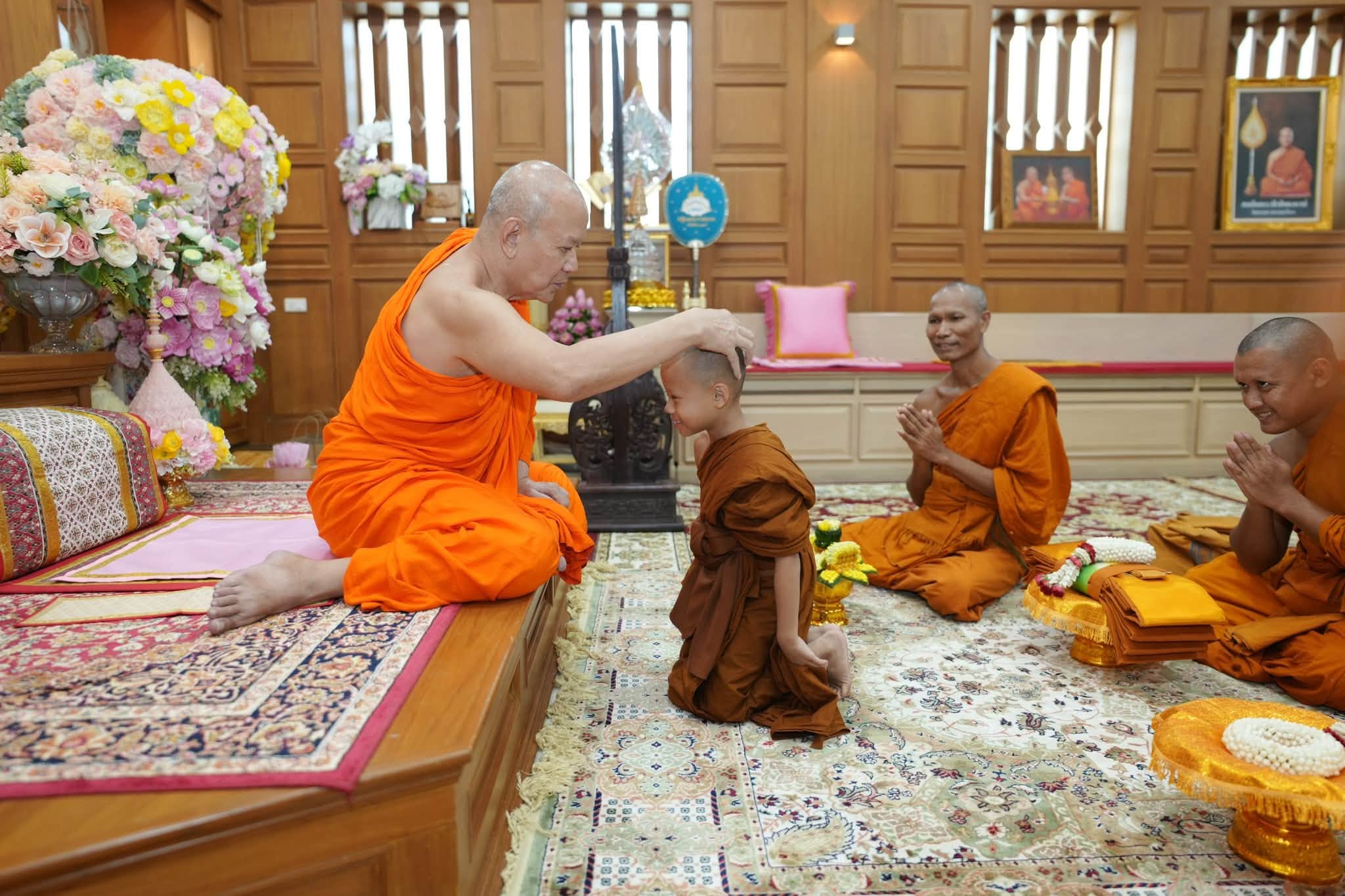 สามเณรตฤณ วัย ๗ ขวบ ผู้ทรงจำพระปาติโมกข์   เข้าพิธีทำสามีจิกรรมถวาย “สมเด็จพระวชิรสิทธาจารย์”