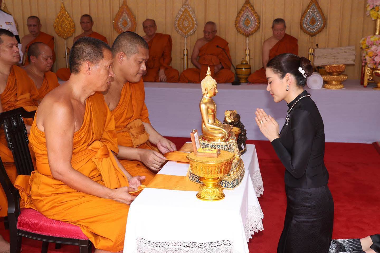 เจ้าจอมพลโทหญิง “ท่านผู้หญิงอรอนงค์”  เป็นผู้แทนพระองค์ ยกช่อฟ้าพระวิหารพระพุทธไสยาสน์ ณ วัดมหาพฤฒาราม